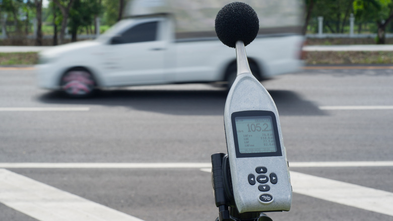 Device measuring sound decibels