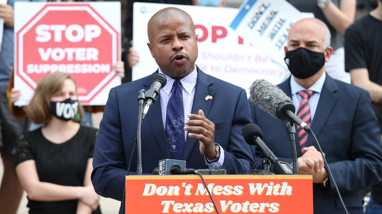 Ron Reynolds speaking at a rally