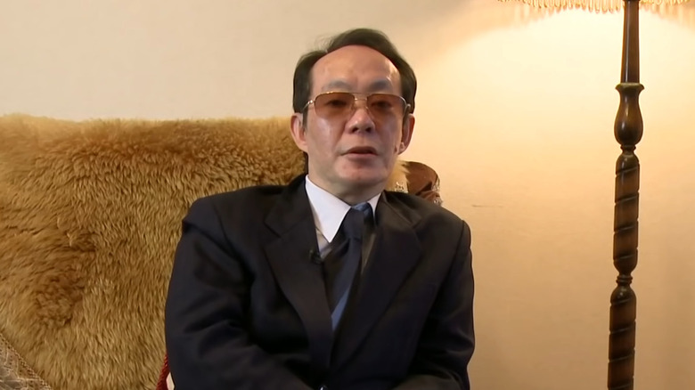 Issei Sagawa sitting