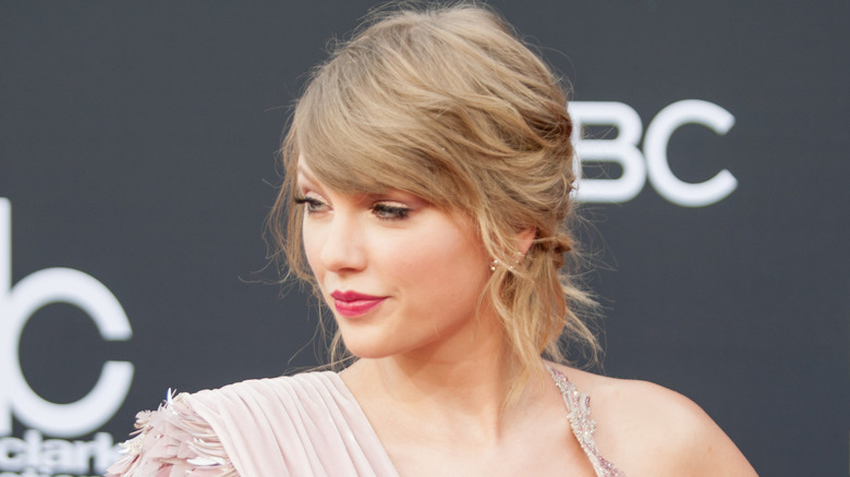 Taylor Swift pink dress