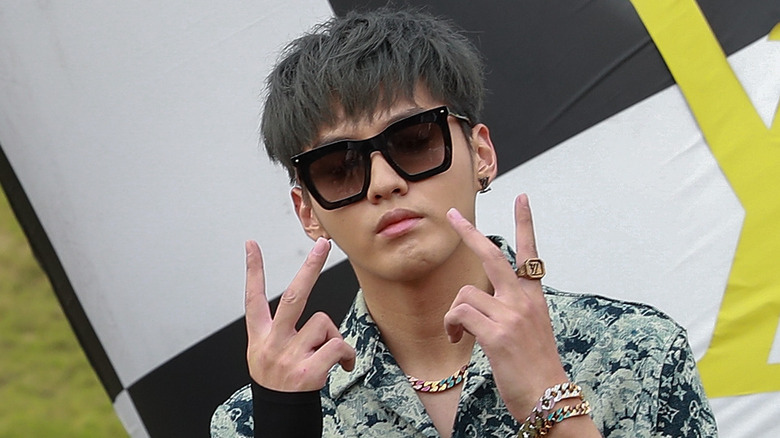 kris wu peace signs