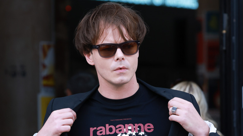 Charlie Heaton T-shirt and sunglasses oustide