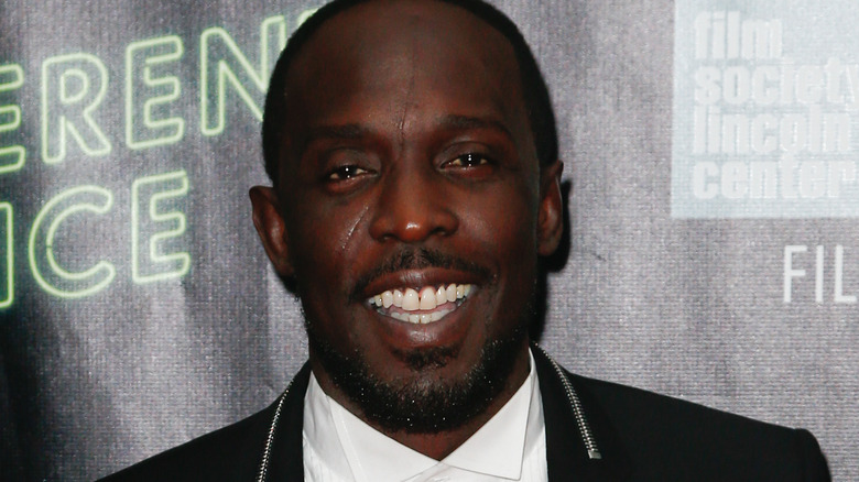 턱시도를 입고 미소 짓는 Michael K. Williams