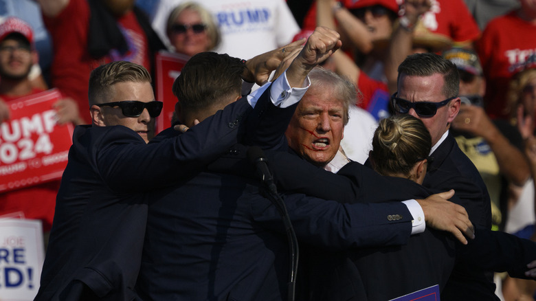 Donald Trump escorted by Secret Service