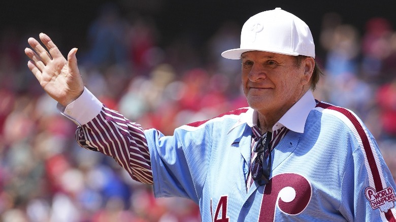 Pete Rose waving