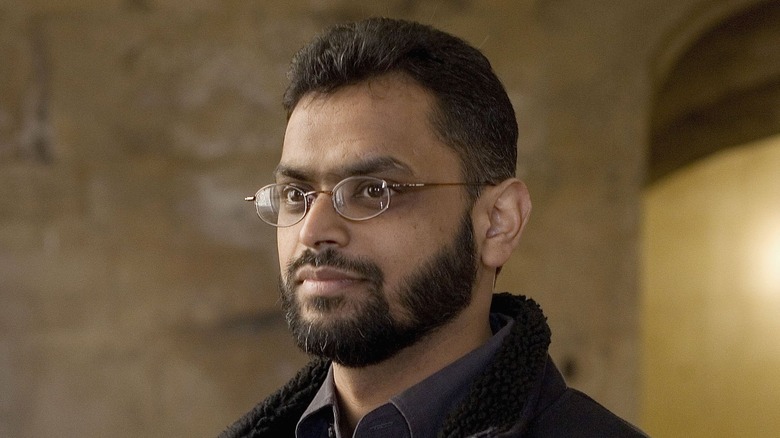 Former inmate Moazzam Begg eyeglasses