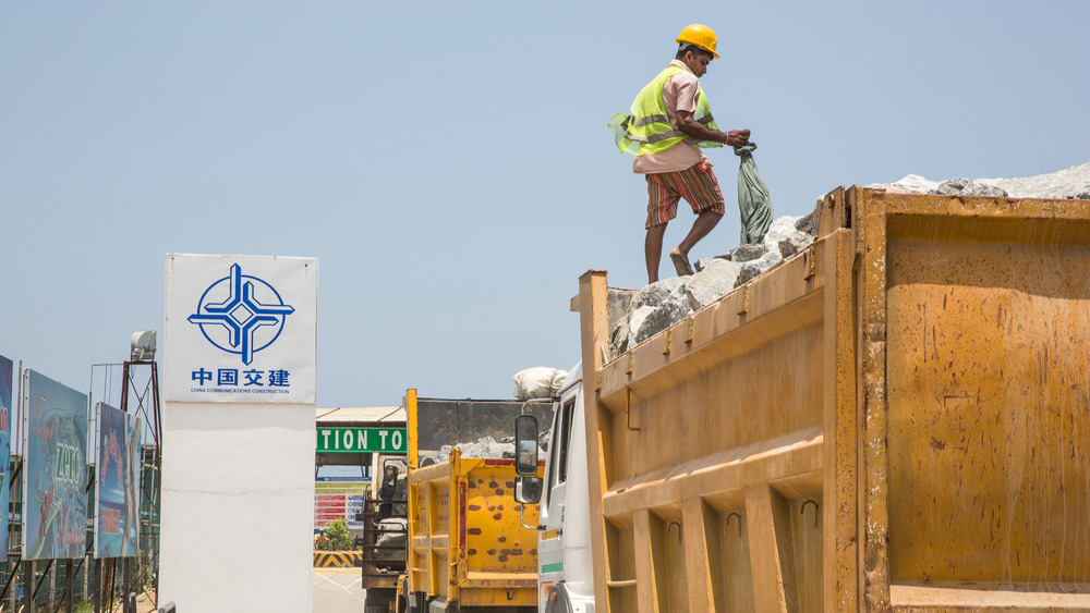 Sri Lankan construction worker and Chinese construction company sign