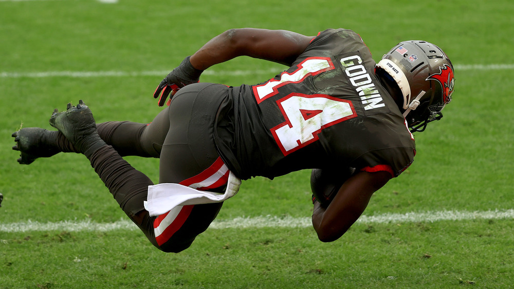 Chris Godwin dives for catch