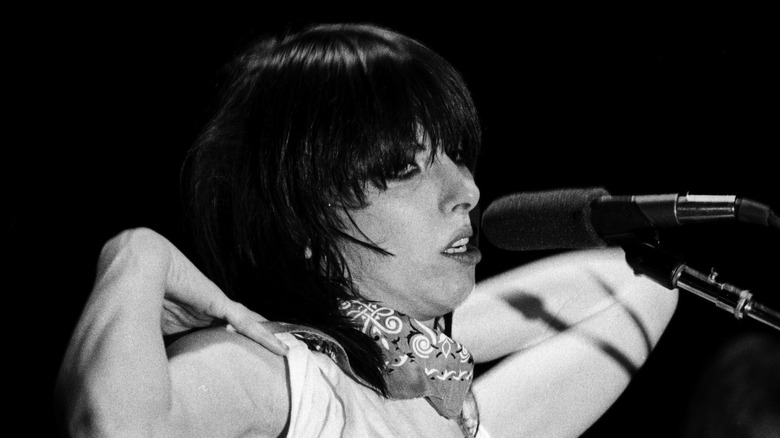 chrissie hynde singing into microphone