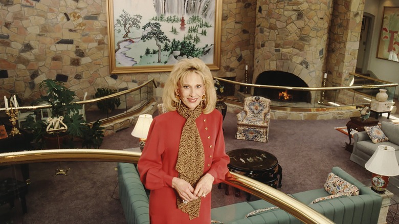 Tammy Wynette posing with her living room below