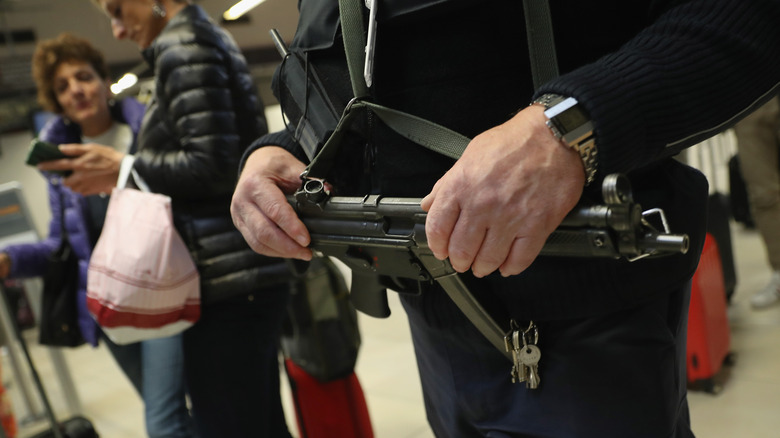 Man carrying MP5 in Schonefeld airport