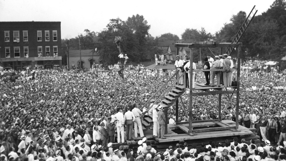 A crowd of 15,000 gather for America's last public execution in 1936.