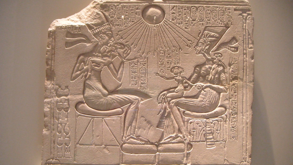 carving of Akhenaten and Nefertiti with their daughters