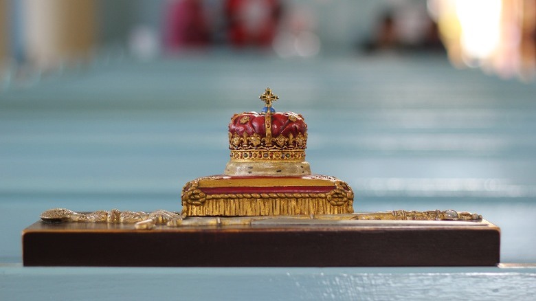 Scottish crown on pedestal