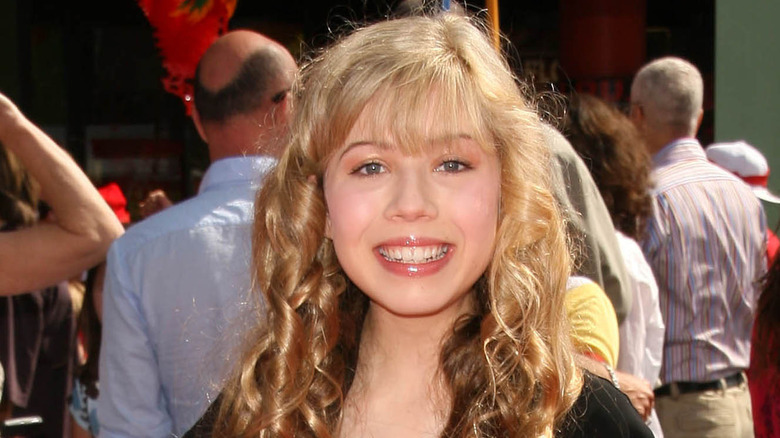 jeanette mccurdy smiling red carpet