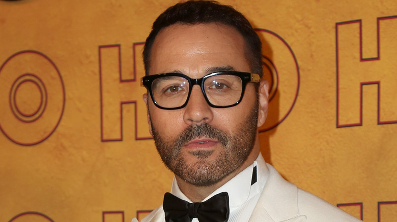 jeremy piven white tuxedo glasses