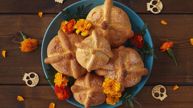 Pan de Muerto, Skulls, marigolds flowers 