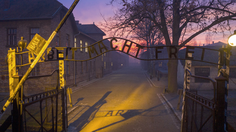 entrance to auschwitz