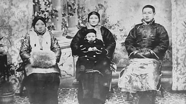 Mao Fumei sitting with family