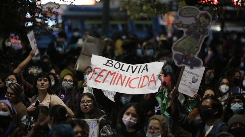 Bolivia crowd women holding signs