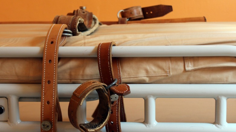 bed for restraining patients