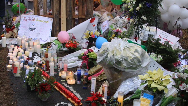 Makeshift memorial for Sandy Hook 