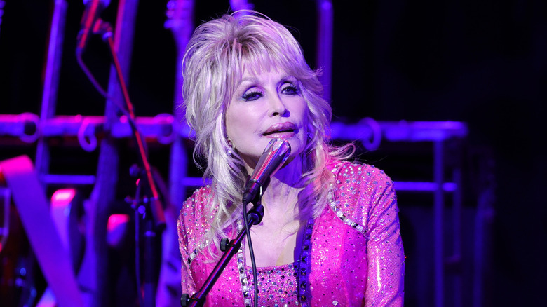 Dolly Parton performing