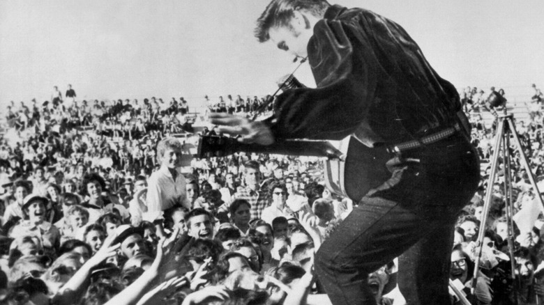 Elvis with a crowd