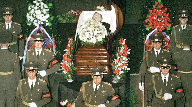 Sergei Yushenkov in coffin military funeral