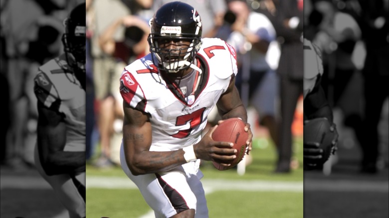 Michael Vick running with ball
