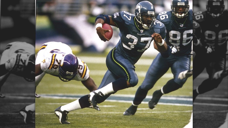 Shaun Alexander avoiding tackle