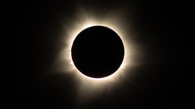 Total eclipse corona ring