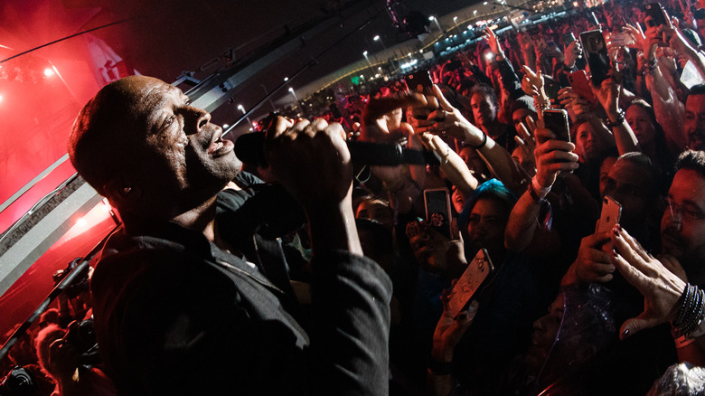 Seal with fans