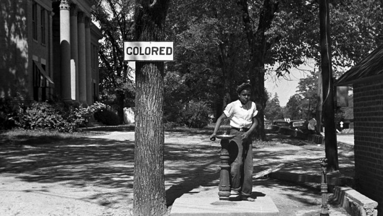 drinking fountain colored sign