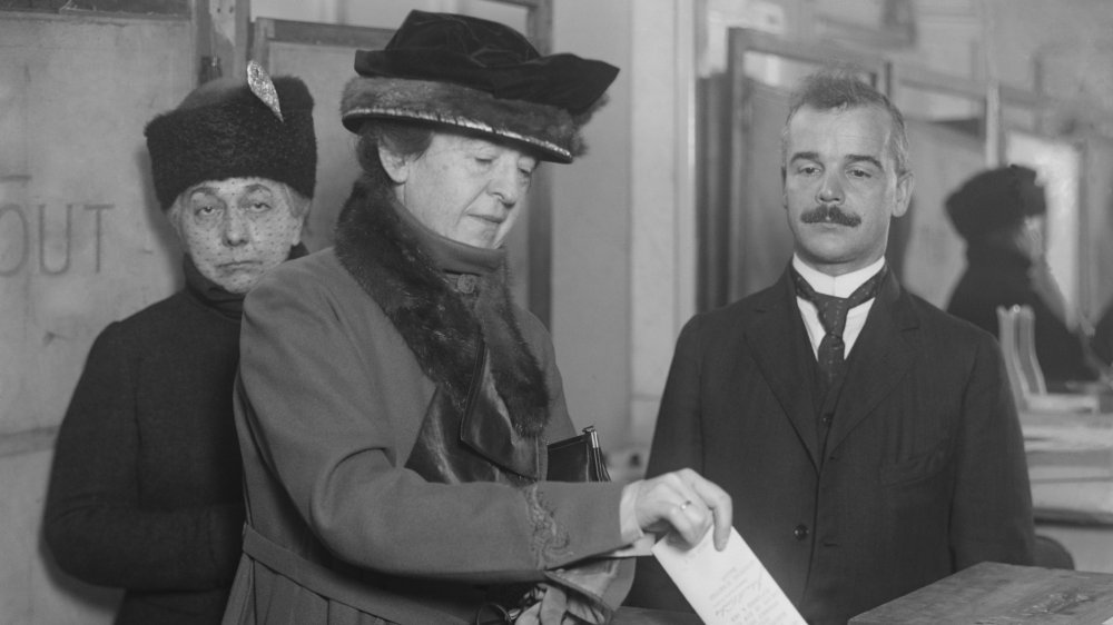 Woman voting in 1920 elections.