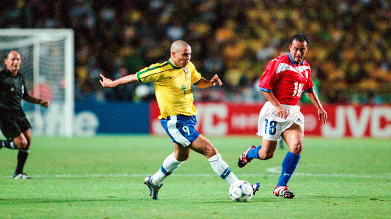 Ronaldo playing against Chile, 1998