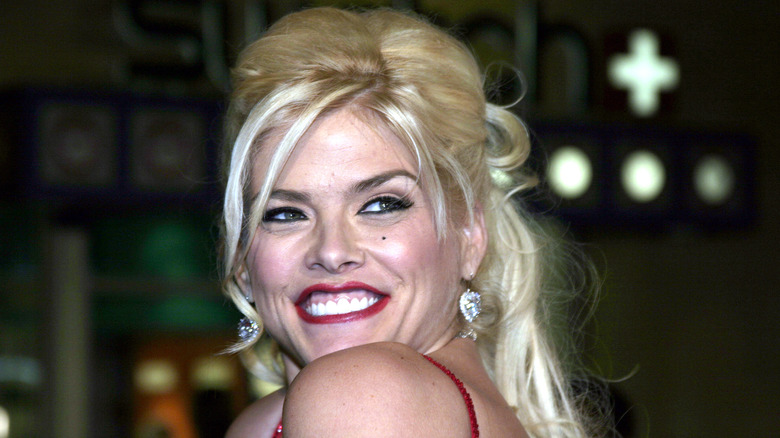 Anna Nicole Smith smiling over her shoulder