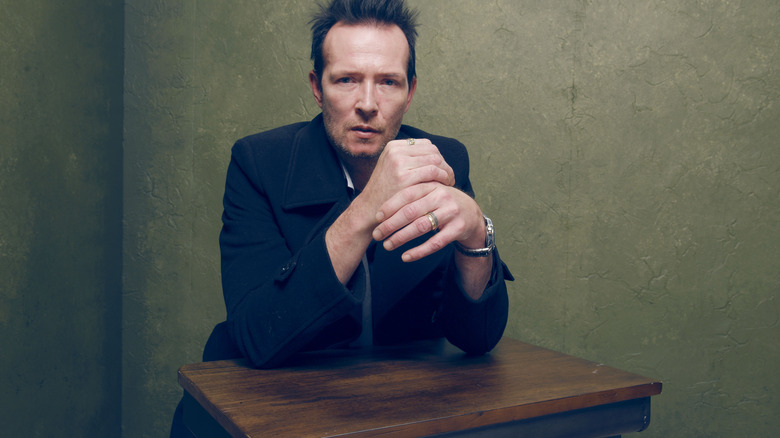 책상에 앉아 있는 Scott Weiland