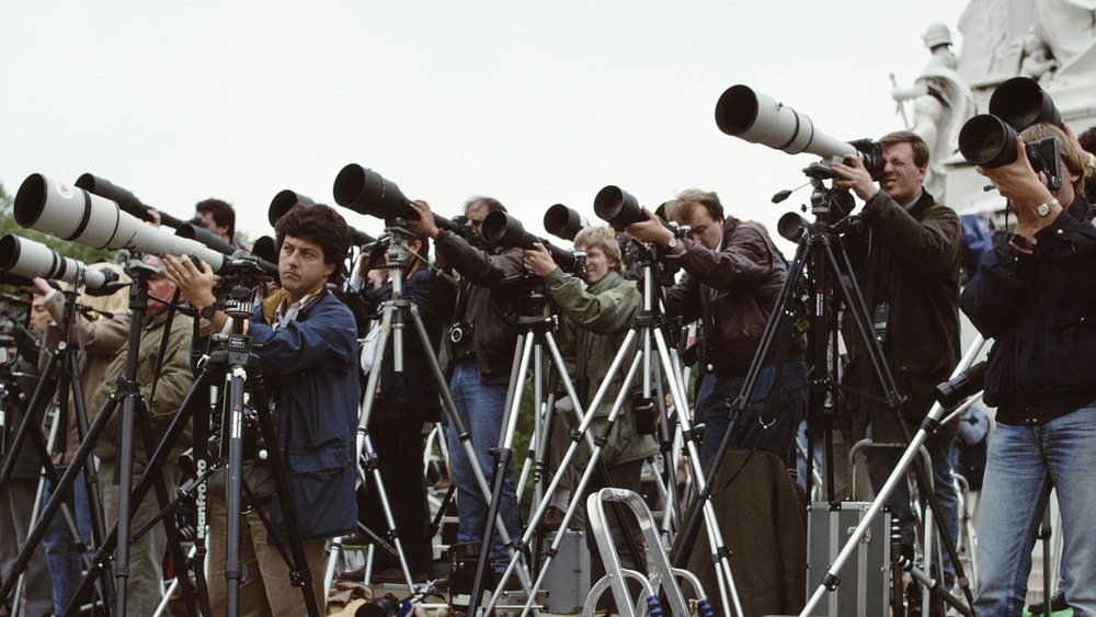 Crowd of photographers outside the palace 