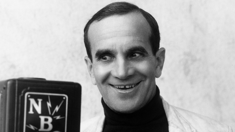 Al Jolson grinning at radio mic