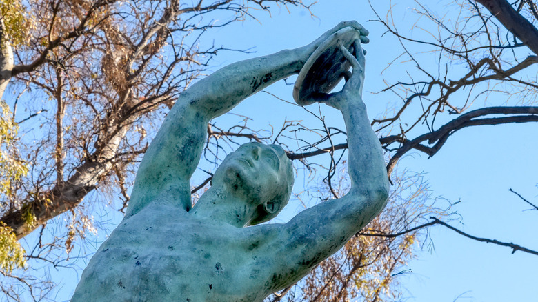 statue of a Greek discus player