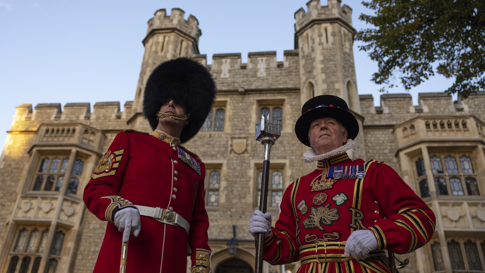 Страж тауэра в переводе едок говядины. Страж в Лондоне. Tower of London. Латы из лондонского Тауэра. Меч из лондонского Тауэра.