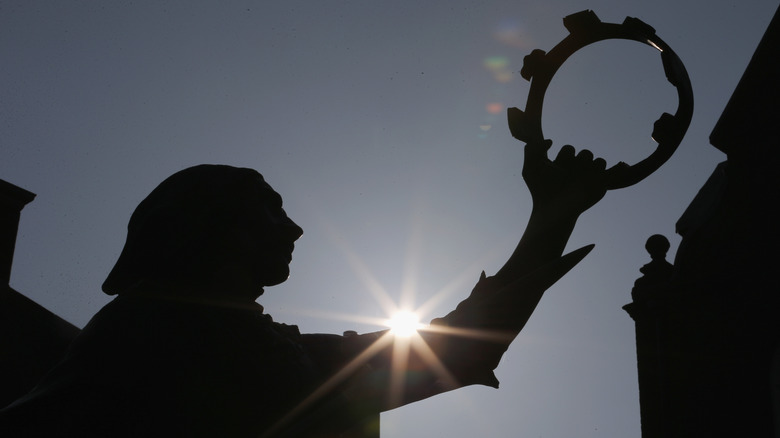 A statue of Richard III holding crown