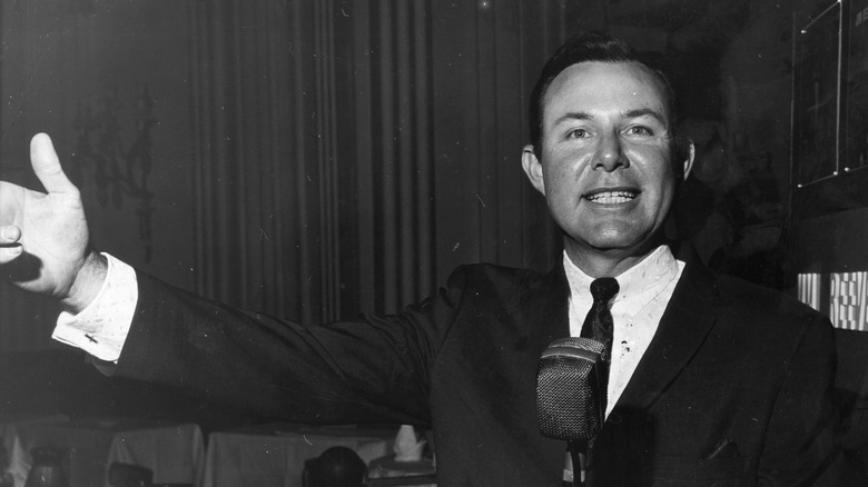 Jim Reeves performing in a nightclub