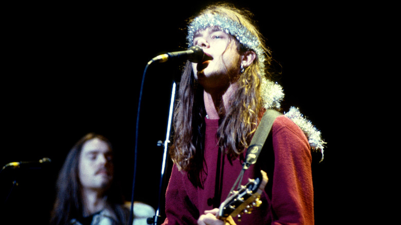 Shannon Hoon singing with Blind Melon