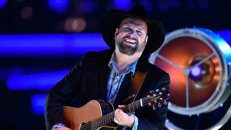 Garth Brooks perfoming