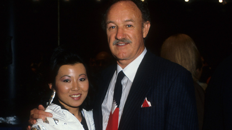 Gene Hackman arm around Betsy Arakawa