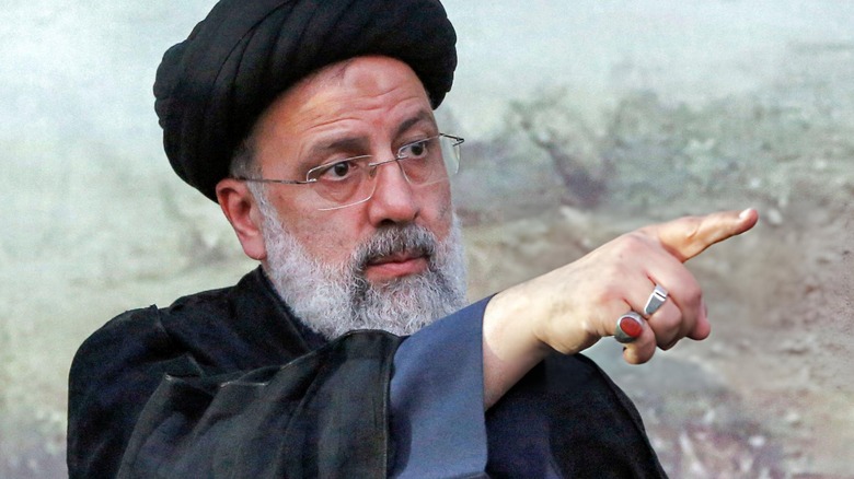 Ebrahim Raisi pointing