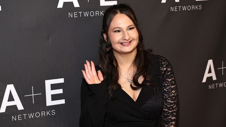 Gypsy Rose Blanchard waving red carpet