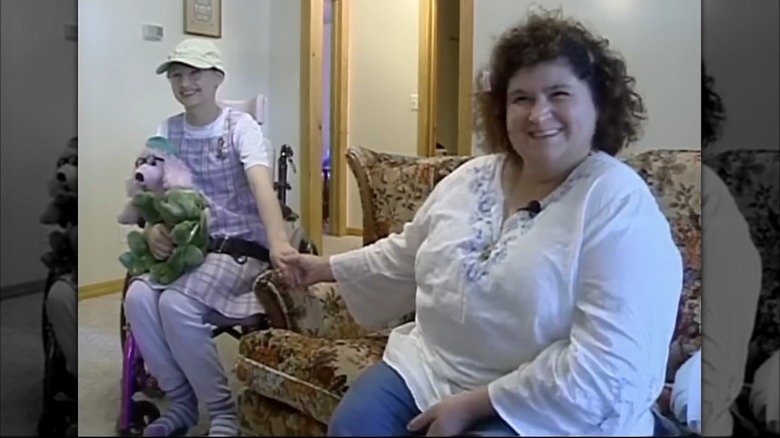 Gypsy Rose Blanchard holding Dee Dee Blanchard's hand